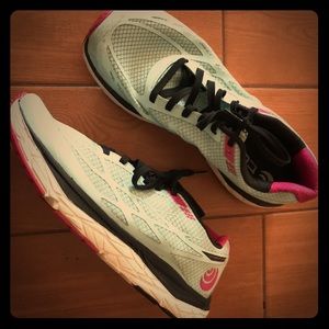 topo athletic magnifly 2 women's